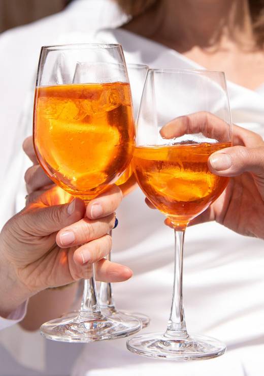 Menschen stoßen mit Aperol an