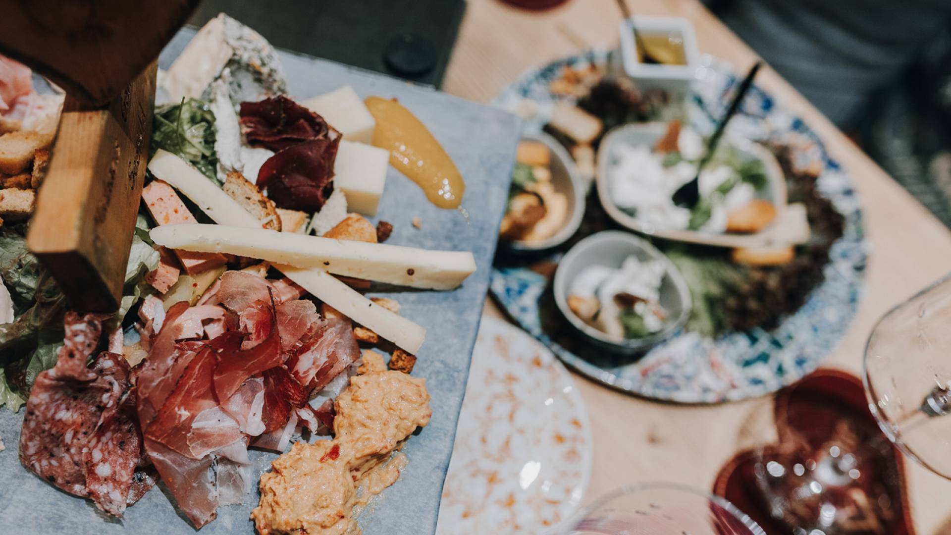Feinkostsortiment schön präsentiert - Tre.CULINARIA