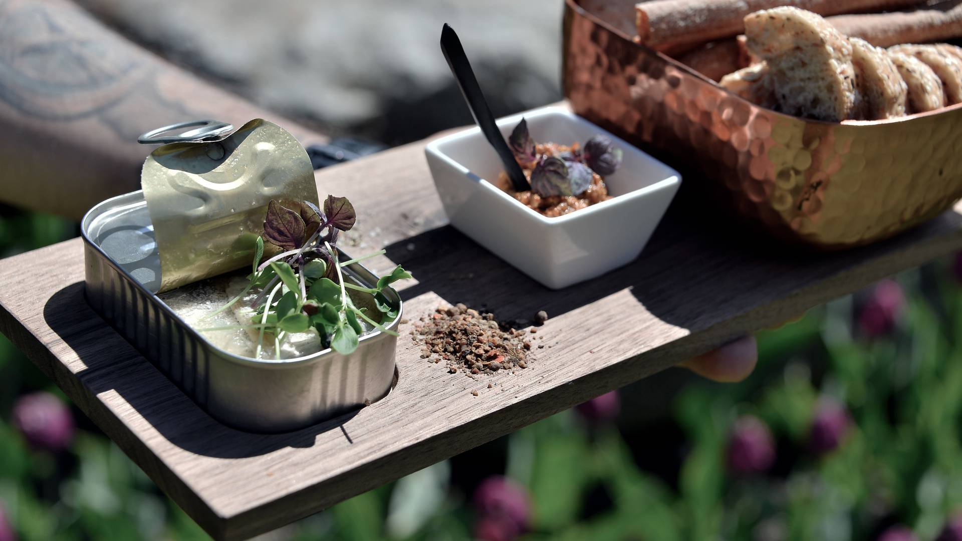 Kellner serviert Feinkost - Tre.CULINARIA